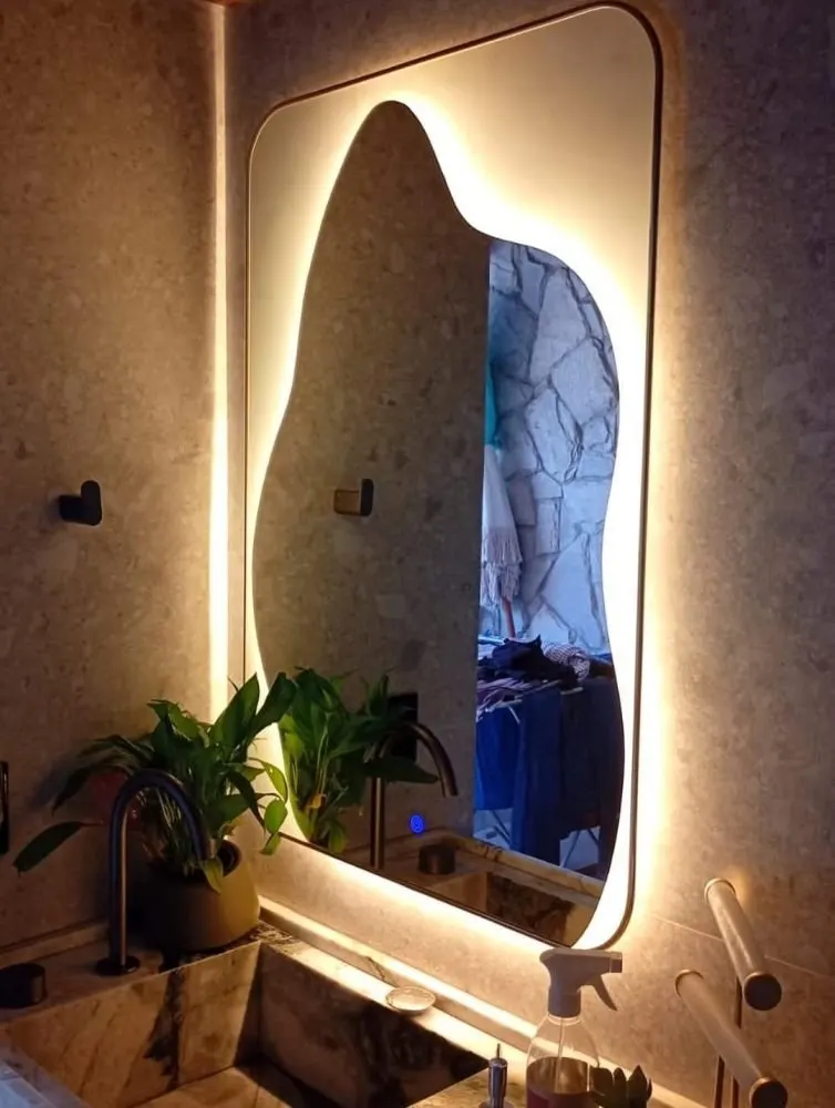 Espelho com LED orgânico em lavabo