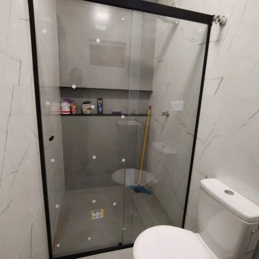 Box de banheiro com perfil preto e nicho