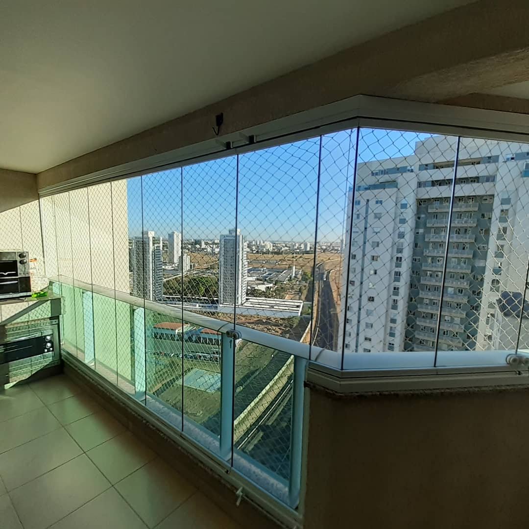 Sacada envidraçada com vista da cidade