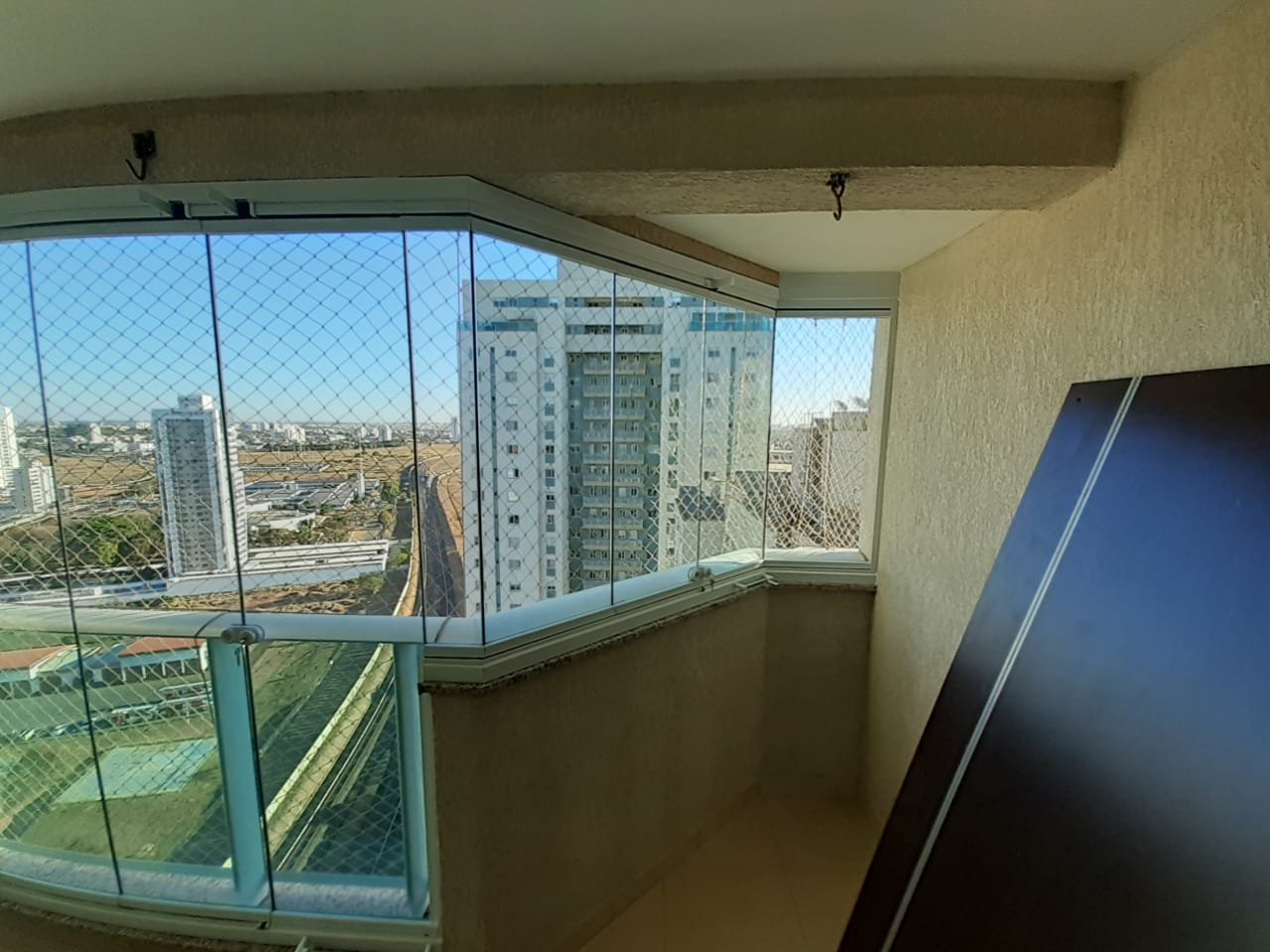 Cortina de vidro poligonal com tela