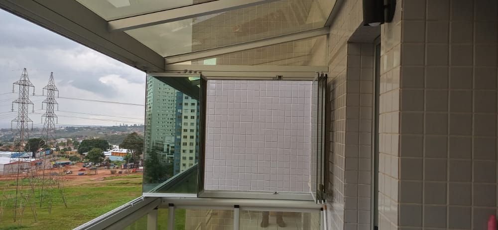 Varanda com esquadria de vidro
