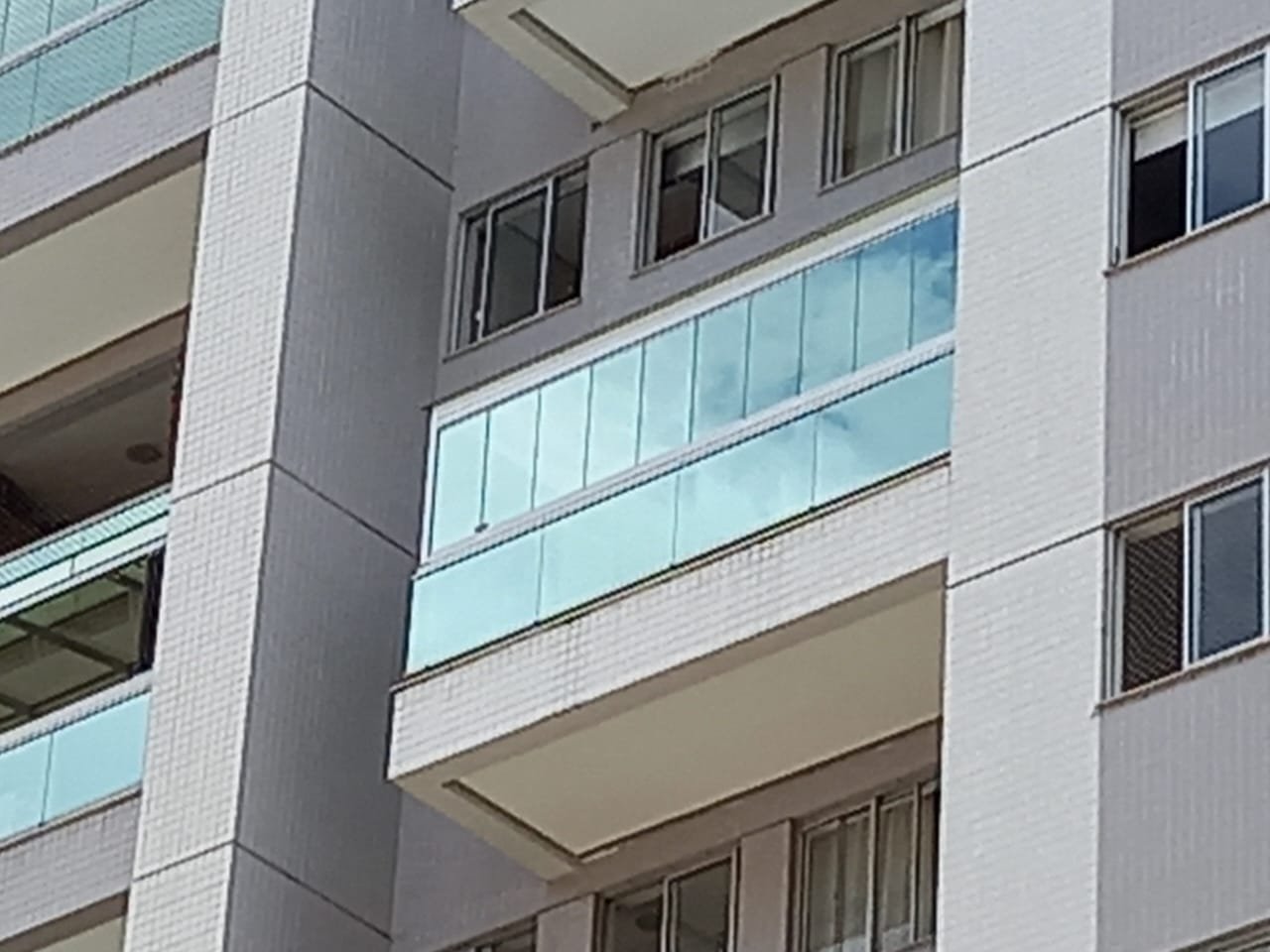 Fachada de prédio com sacadas envidraçadas