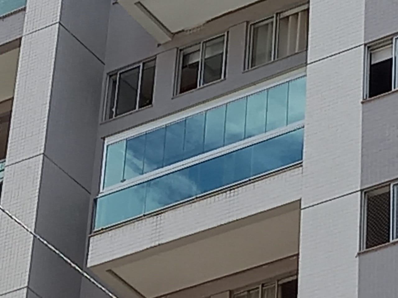 Fachada de prédio com sacadas envidraçadas
